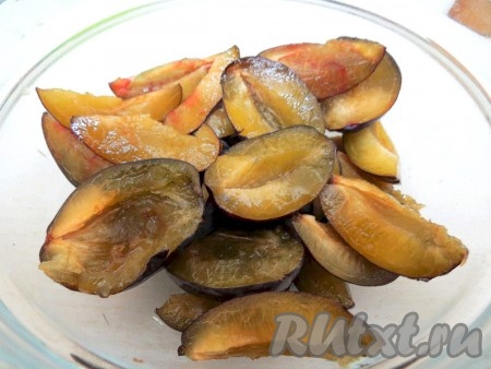 Разрезаем сливы на 4 части, если мягкие, тогда на 2.
