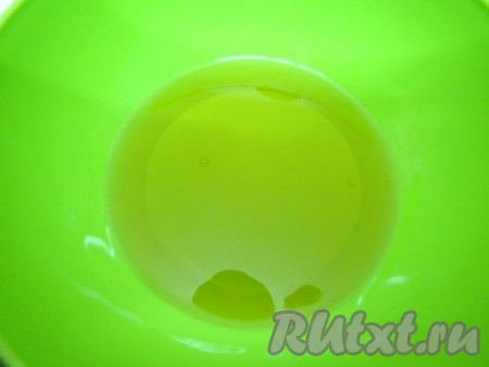 Отмеряем оливковое масло.
