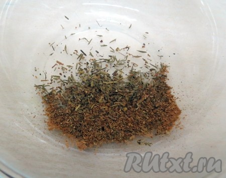 Толчём в ступке любимые специи, именно те, которые, как вам кажется, наиболее подходят к сливам (мы использовали&nbsp; гвоздику, кориандр, чёрный перец, итальянские травы, корицу, иногда мы изменяем состав специй, соответственно изменяется вкус слив).&nbsp; Добавляем специи в оливковое масло.
