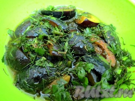 Соединяем сливы, зелень, специи, масло, соль и уксус, тщательно перемешиваем и отправляем в контейнер на сутки. Время от времени встряхивайте контейнер, чтобы сливы лучше замариновались.
