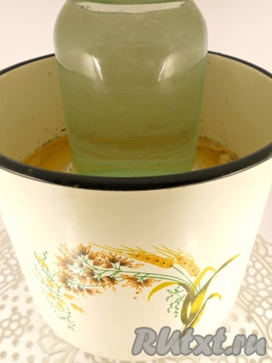 Сверху поставить на помидоры небольшой гнет (у меня - литровая банка с водой). Поместить кастрюлю с помидорами в прохладное место. Через пару дней гнет убрать, накрыть кастрюлю крышкой.&nbsp;