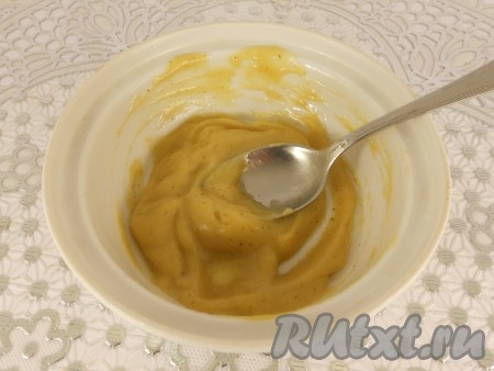 Приготовить заправку: смешать растительное масло, уксус и горчицу до однородного состояния. Немного посолить, перемешать.