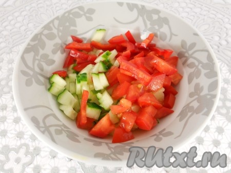 Сюда же добавить нарезанные кубиками свежий помидор и соломкой сладкий болгарский перец. Соединить картошку, огурец, помидор, перец, посолить, перемешать.
