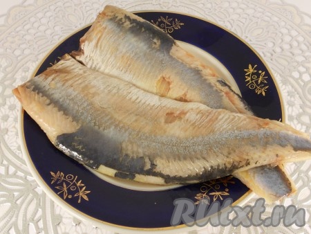 Селедку очистить от кожи, удалить внутренности, хвост и голову. Отделить филе от костей и тщательно выбрать все мелкие косточки.