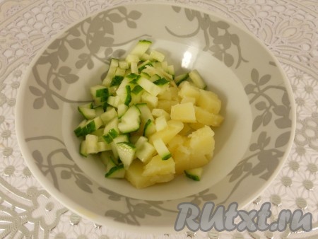 Картофель очистить и нарезать небольшими кубиками. Добавить также нарезанный свежий огурец.
