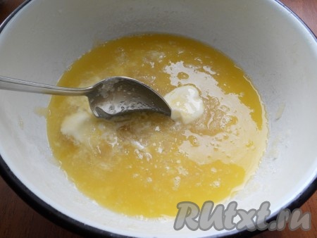 Добавить соду, гашеную лимонным соком, и размягченное (или растопленное) и остывшее сливочное масло.
