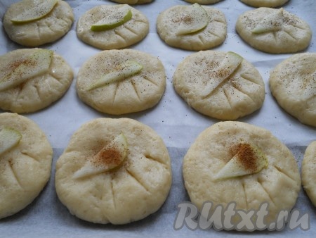 Разделить тесто на небольшие кусочки. Из каждого кусочка скатать шарик и приплюснуть немного рукой, чтобы получилась лепешка. У меня получилось 20 штук. Поместить лепешки на противень, чуть смазанный растительным маслом на расстоянии друг от друга около 2 см. Сверху печенье можно украсить небольшой долькой свежей груши и посыпать немного молотой корицей.
