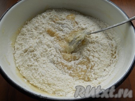 Перемешать, всыпать просеянную муку и замесить тесто.

