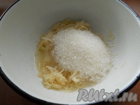 Груши очистить от кожуры и семян. Натереть на крупной терке. Добавить сахар.