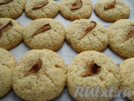 Выпекать печенье в предварительно разогретой до 180 градусов духовке 15-20 минут (до румяности).