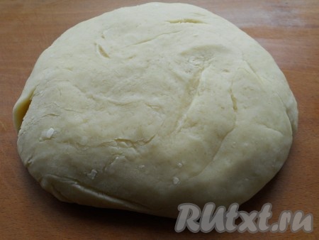 Тесто должно получиться нежным и мягким. Поместить тесто, завернув в пищевую пленку, в холодильник на 30 минут.
