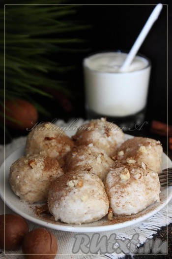 Подавать диетические ленивые вареники с сметаной, корицей, медом... по вкусу. 
