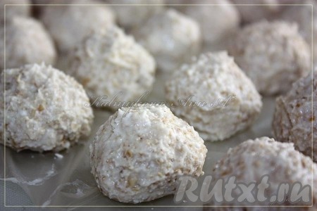 Тесто разделить на небольшие кусочки и скатать из них шарики или придать им любую произвольную форму.
