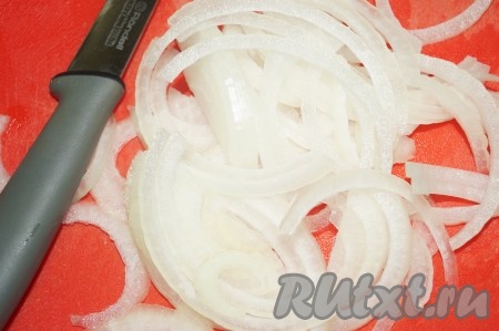 Очищенный лук нарезать полукольцами.
