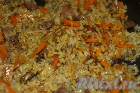 Очень вкусный, сытный плов с куриными сердечками перемешать и подавать к столу со свежими овощами и зеленью.&nbsp;
