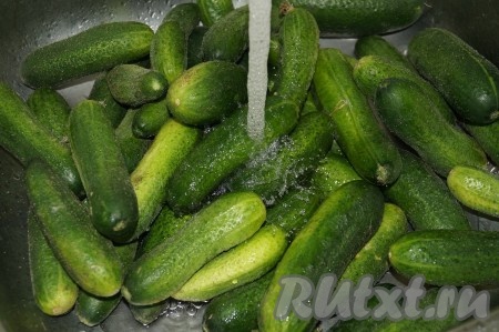 Огурцы хорошенько вымыть.