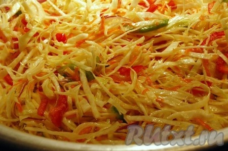  Складываем все в большой таз - (в нем удобнее будет перемешивать). Добавляем соль, сахар, уксусную эссенцию и тщательно перемешиваем.