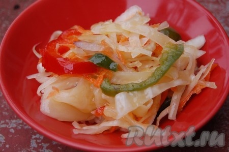 Через пару часов можно снимать пробу. Наша капуста салатная готова.