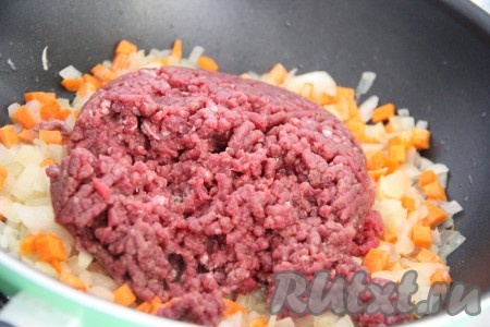 Затем добавить в сковороду фарш и обжарить его в течение 5 минут, периодически помешивать и разбивать комочки.