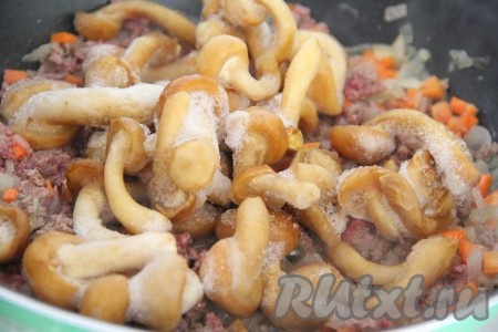 Затем добавить грибы в сковороду и хорошо перемешать. Жарить в течение нескольких минут, можно пару раз перемешать. Если использовать свежие шампиньоны, нужно их нарезать тонкими пластинками и добавить в сковороду.

