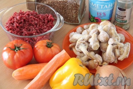 Подготовить продукты. Если использовать замороженные грибы, можно их не размораживать заранее. Если берёте свежие шампиньоны, тогда вымыть грибы и нарезать их тонкими пластинками. Лук и морковь почистить. Перец и помидоры вымыть. Фарш можно взять готовый, а можно приготовить самостоятельно, пропустив мясо через мясорубку. Гречку перебрать и хорошо промыть.&nbsp;
