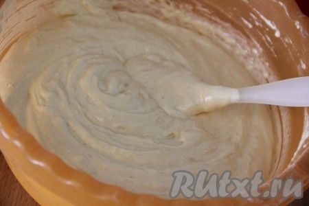 Во взбитую яичную массу частями добавить просеянную муку, аккуратно перемешивая силиконовой лопаткой до однородного состояния. Как только тесто для бисквита станет однородным, воздушным, напоминающим в меру густой крем, значит больше муку добавлять не нужно.