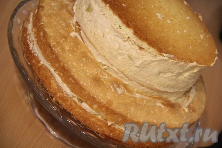  Выложить часть крема на корж и разровнять. Накрыть крем вторым коржом и слегка прижать. Вот у нас получилась болванка, я в таком виде оставляю двухъярусный торт на 5-8 часов. Слегка обтягиваю его пищевой плёнкой и убираю в холодильник.