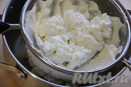 Творог перетереть через сито, таким образом наш крем получится более однородным и нежным (или пробить погружным блендером).