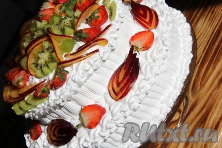 При желании торт можно украсить фруктами и ягодами. Для этого их нужно вымыть, обсушить, нарезать и выложить на торт. По желанию можно покрыть фрукты бесцветным желе, так наши ягоды приобретут глянцевую и блестящую поверхность, ну и конечно не заветрятся. Вот такой вкусный, красивый и нежный двухъярусный бисквитный торт с творожным кремом и консервированными персиками получился у меня. 