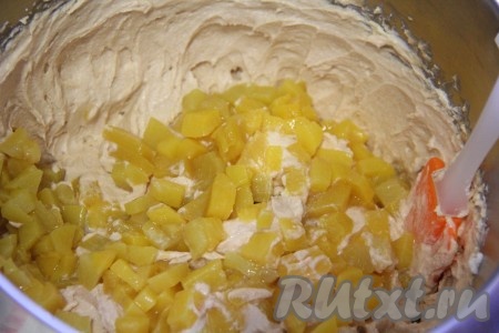  Консервированные персики достать из сиропа и нарезать на кусочки. Добавить кусочки персика в творожный крем и аккуратно перемешать лопаткой. Количество персиков определяйте сами, я использую примерно 5-6 штук.