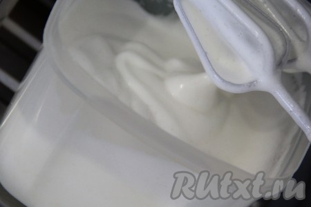 Затем постепенно всыпать 250 грамм сахара и ванильный сахар, продолжая взбивать. Взбивать белки с сахаром минут 5 на максимальной скорости миксера. Масса должна увеличиться в объёме и стать плотной, воздушной. Далее добавить по одному желтки, не переставая взбивать до однородного состояния.