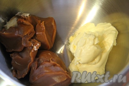 В чашу миксера поместить мягкое сливочное масло и сгущённое молоко, взбить миксером до однородного и гладкого состояния.