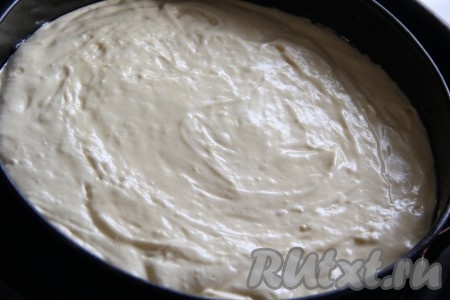 Форму для выпечки диаметром 28 сантиметров слегка смазать растительным маслом. Выложить тесто в форму и разровнять. Поставить в разогретую духовку и выпекать минут 35 при температуре 200 градусов. Первые 20 минут желательно дверцу духовки не открывать, чтобы бисквит не опал.