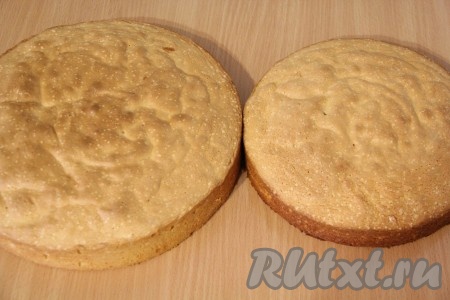  Готовность бисквита проверить сухой лучинкой (если лучинка после прокалывания бисквита останется сухой, значит пора вынимать из духовки). Готовый бисквит горячим вынуть из формы, перевернуть на решётку и оставить до полного остывания. Аналогично приготовить второй бисквит диаметром 22 сантиметра и тоже оставить остывать на решётке. Кстати, бисквиты можно приготовить заранее (например, за сутки), после остывания завернуть в пищевую плёнку и оставить до подходящего момента.