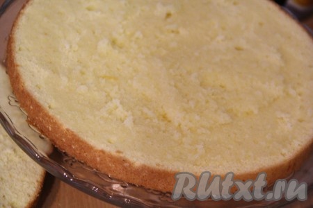 Каждый корж разрезать на две части и пропитать сиропом. Я использовала сироп от консервированных персиков.