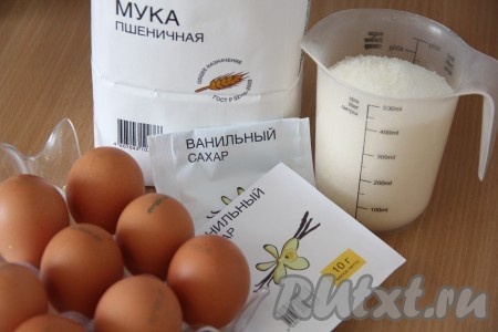 Подготовить продукты для бисквитов. Я выпекала бисквиты в разъёмной форме диаметром 28 сантиметров и в разъёмной форме диаметром 22 сантиметра. Поэтому продукты разделила: на большой бисквит - 5 яиц, 250 грамм сахара, 250 грамм муки и пакетик ванильного сахара, а на маленький бисквит - 3 яйца, 150 грамм муки, 150 грамм сахара и пакетик ванильного сахара.