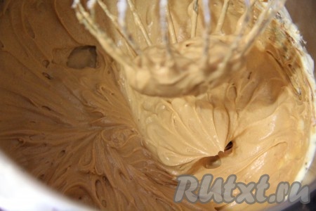  Взбить творожный крем миксером до однородного, гладкого состояния.