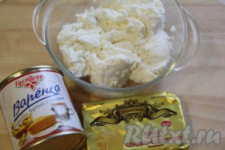  Пока наши бисквиты остывают, займёмся приготовлением крема. Творог можно взять любой жирности, но не слишком сухой. Сахар в крем не добавляем, так как сгущёнка сделает своё дело. Масло предварительно достать из холодильника, чтобы оно согрелось до комнатной температуры и стало мягким.