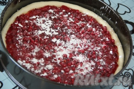 Форму для выпечки смазать растительным маслом. Выложить тесто в форму и сформировать бортик. Выложить варенье поверх теста и разровнять. Поверхность варенья припорошить 1 чайной ложкой крахмала.