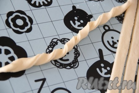 Полоски теста слегка перекрутить в жгутик, не плотно.