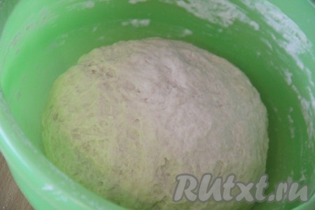 Затем всыпая частями оставшуюся муку, замесить нежное, мягкое тесто, хорошо вымесить его. Тесто не должно липнуть к рукам, но при этом не должно быть забитым мукой. Оставить его в миске, прикрыть пищевой плёнкой и поставить на 1 час в тёплое место.