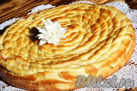 Готовый пирог достать из духовки и остудить в форме, затем вынуть его из формы и переложить на плоскую тарелку. При подаче можно посыпать сахарной пудрой. Вот такой красивый и очень вкусный пирог с вареньем получился у меня. Дрожжевое тесто в этой выпечке очень удачное, благодаря добавлению крахмала, оно остаётся мягким, нежным и на следующий день.