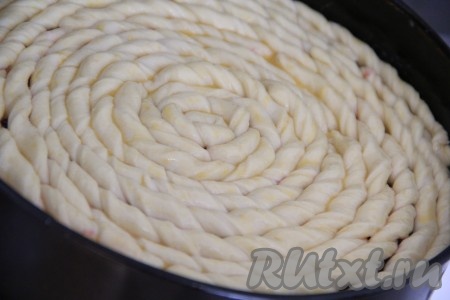 Затем поверхность пирога с вареньем смазать взбитым желтком и поставить в разогретую духовку. Выпекать минут 35 (до золотистости дрожжевого теста) при температуре 180-200 градусов.