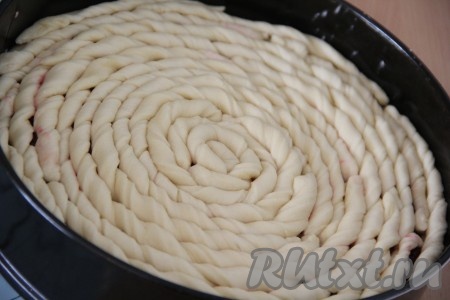 Таким образом закрыть верх пирога. Оставить пирог на 15-20 минут в тепле для подъёма.