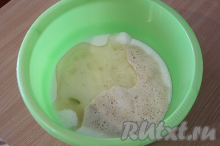 В глубокую миску влить кефир комнатной температуры (я подогрела кефир в течение 30 секунд при максимальной мощности в микроволновке), добавить запенившуюся дрожжевую смесь, крахмальную смесь, растительное масло, сахар, соль, слегка перемешать.