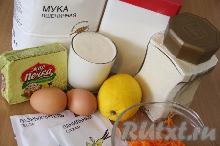 Подготовить продукты для приготовления теста. Морковь почистить и натереть на мелкой тёрке.