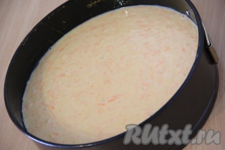 Форму для выпекания смазать растительным маслом. Выложить тесто в форму. Консистенция теста будет не густая, не пугайтесь, манка разбухнет и в итоге морковный манник получится рассыпчатым и нежным.
