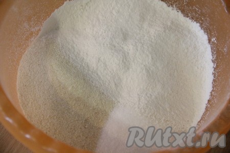 В большую миску просеять муку, добавить сахар, манку, разрыхлитель и ванильный сахар. Перемешать все сухие ингредиенты.