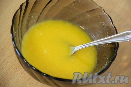 Когда консистенция глазури будет напоминать сгущенное молоко, можно добавить краситель, ещё раз перемешать и покрыть манник глазурью.