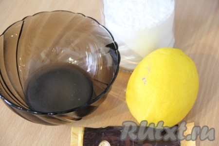  Я решила покрыть морковный манник сахарной глазурью на основе лимонного сока. Немного внесла креатива и подкрасила глазурь жёлтым красителем. Лёгкая кислинка глазури прекрасно дополнила вкус выпечки. Итак, возьмём лимон и выдавим из него примерно 2-3 чайные ложки сока. Постепенно добавим сахарную пудру, интенсивно перемешивая.